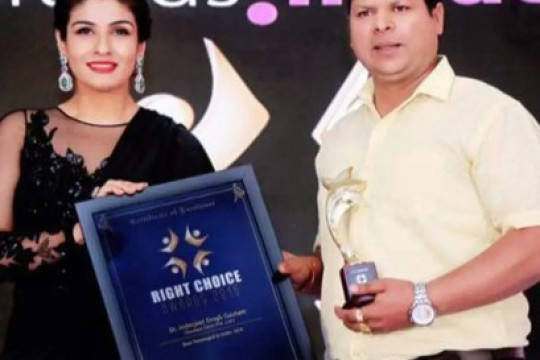 Best Ayurvedic Sexologist Award by Raveena Tandon